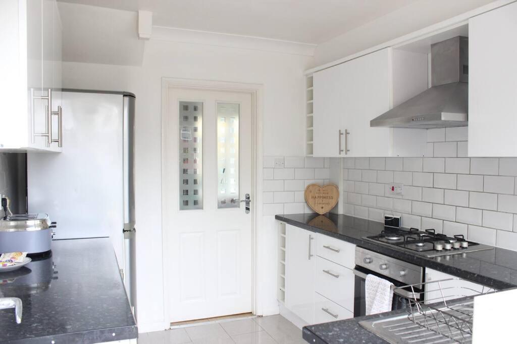 Private & Comfortable 2 Bedroom Home Away From Home Stanwell Exterior photo