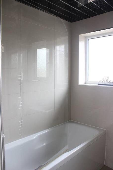 Private & Comfortable 2 Bedroom Home Away From Home Stanwell Exterior photo