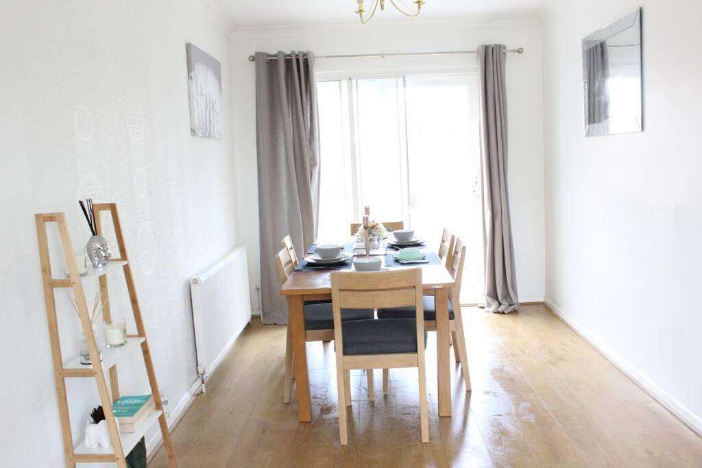 Private & Comfortable 2 Bedroom Home Away From Home Stanwell Exterior photo