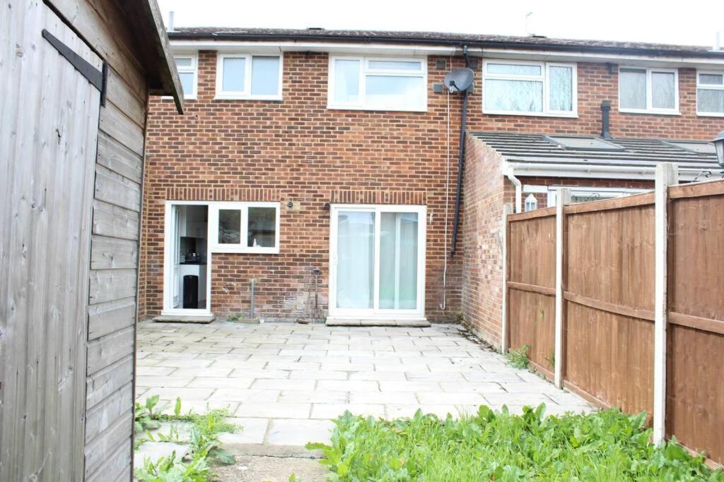 Private & Comfortable 2 Bedroom Home Away From Home Stanwell Exterior photo