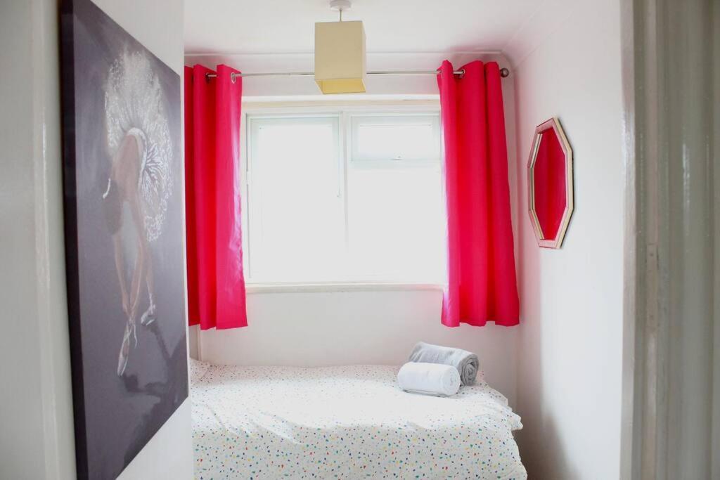 Private & Comfortable 2 Bedroom Home Away From Home Stanwell Exterior photo